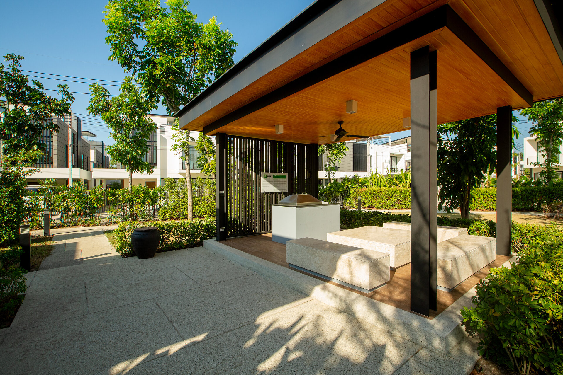 4 bedroom townhouse with swimming pool in Laguna Park (ID 49)