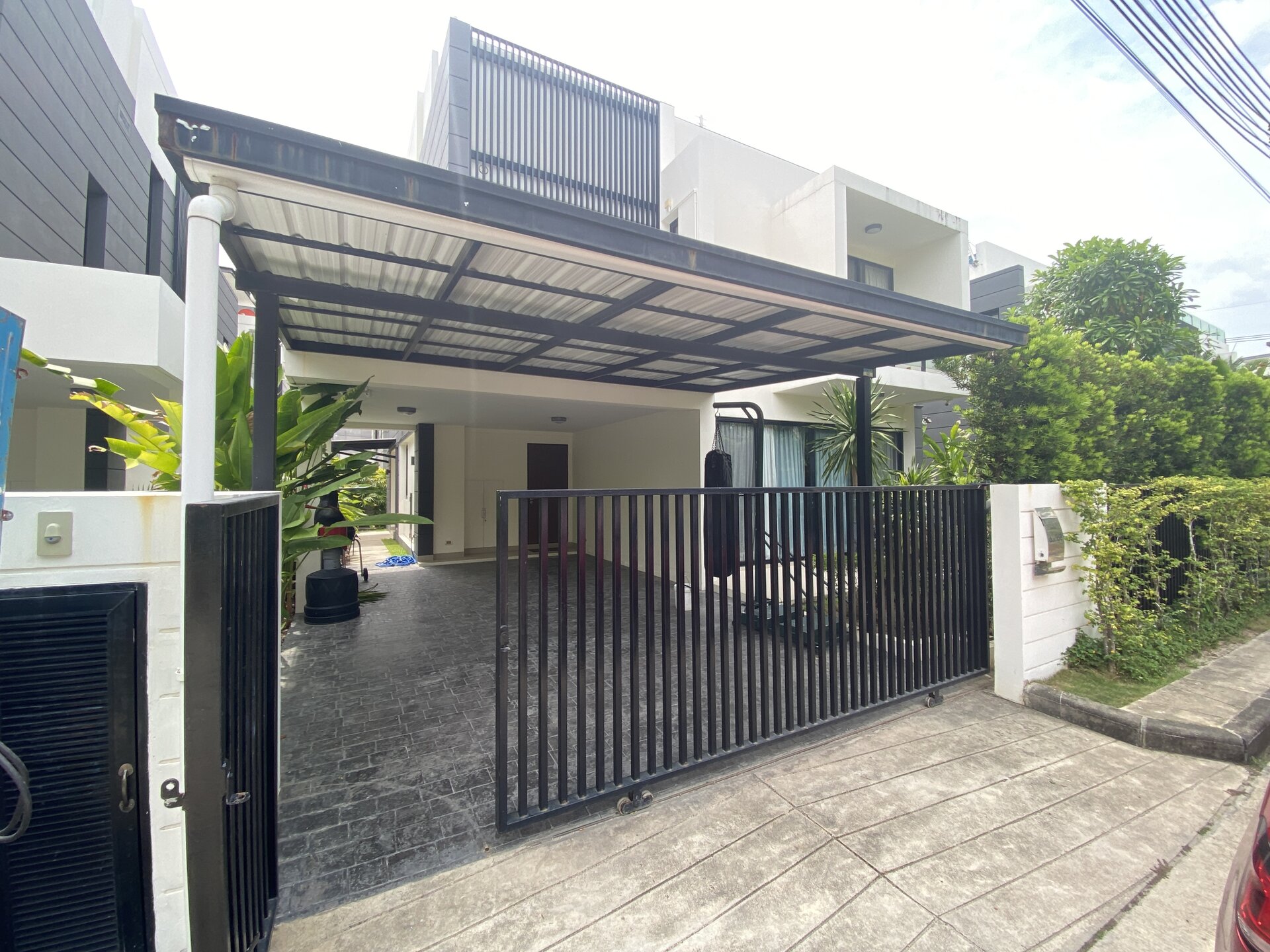 4 bedroom townhouse with swimming pool in Laguna Park (ID 49)
