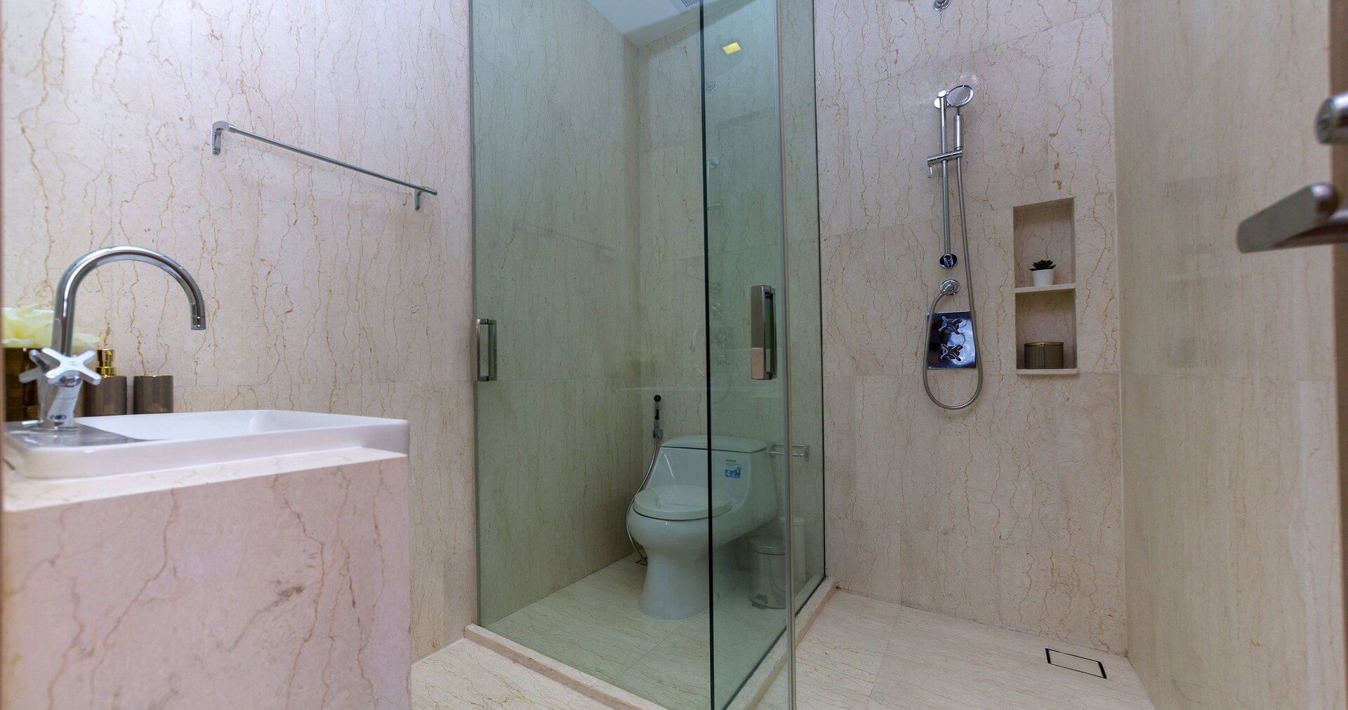 อพาร์ทเมนท์ 2 ห้องนอนในบ้านไม้ขาว (ID 134)