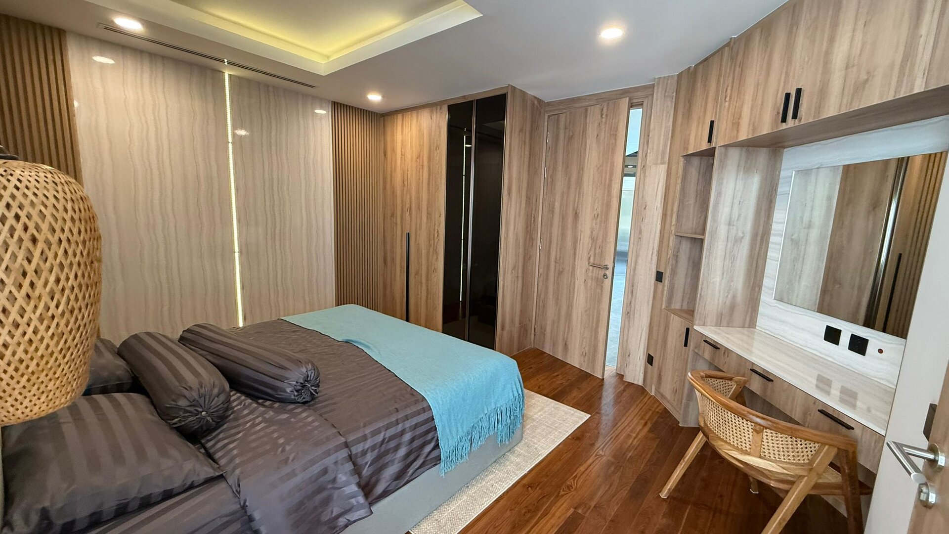 เลคฟร้อนท์วิลล่าบ้านมานิค-5 ห้องนอน (ID 155)