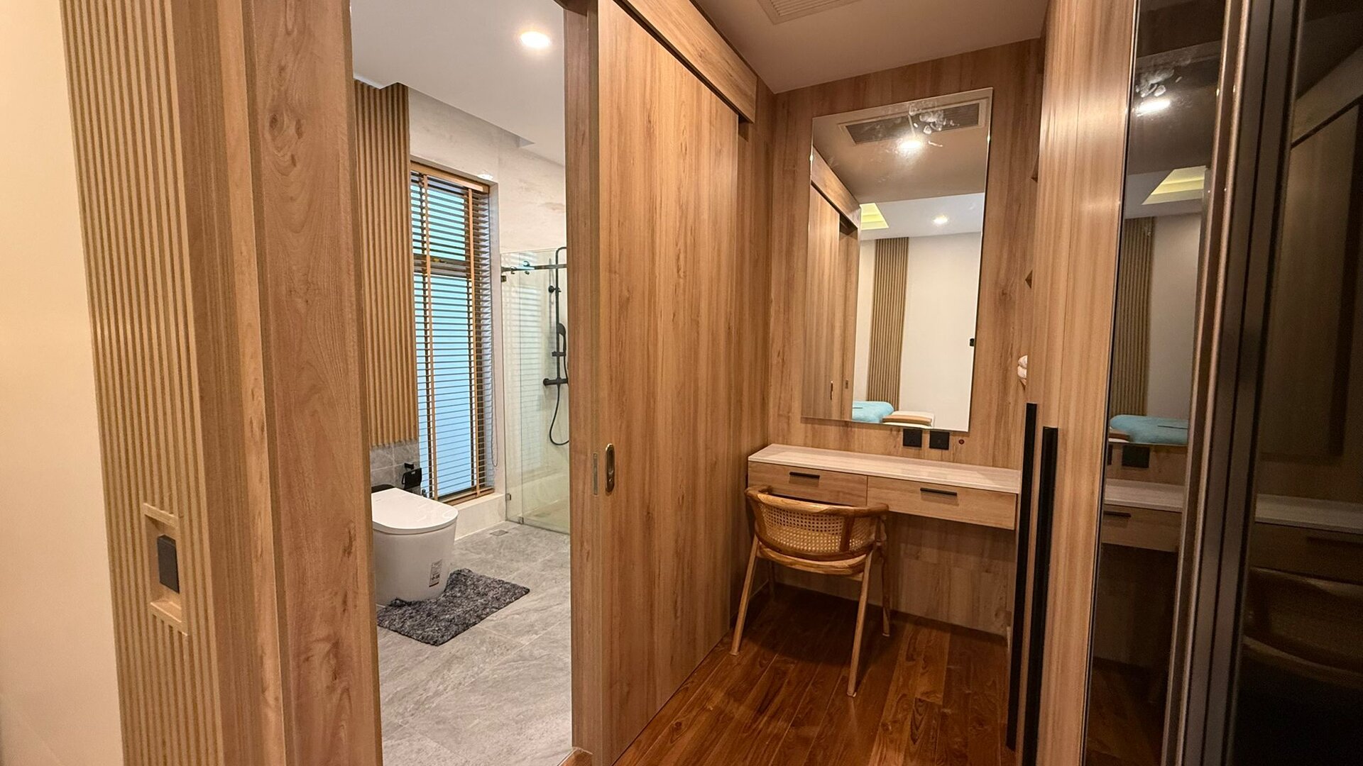 เลคฟร้อนท์วิลล่าบ้านมานิค-5 ห้องนอน (ID 155)