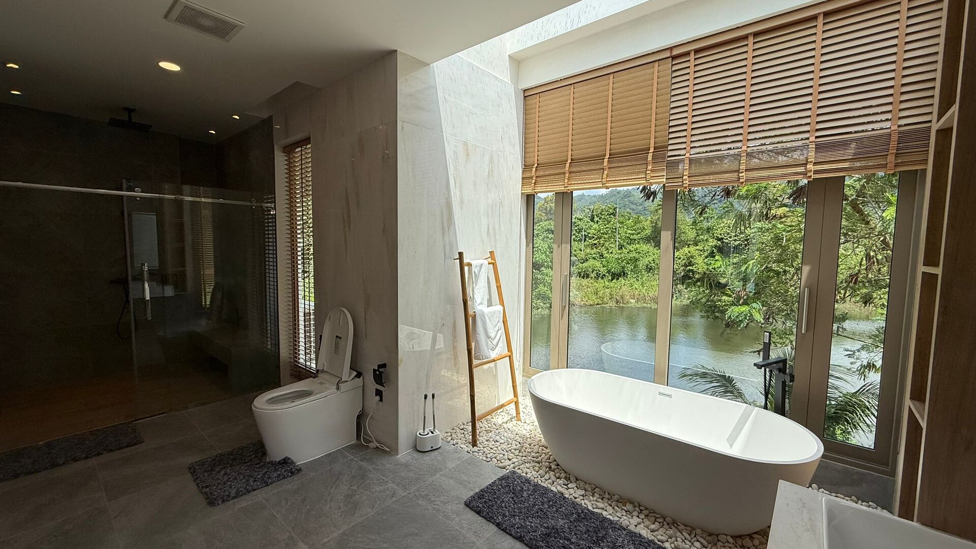 เลคฟร้อนท์วิลล่าบ้านมานิค-5 ห้องนอน (ID 155)