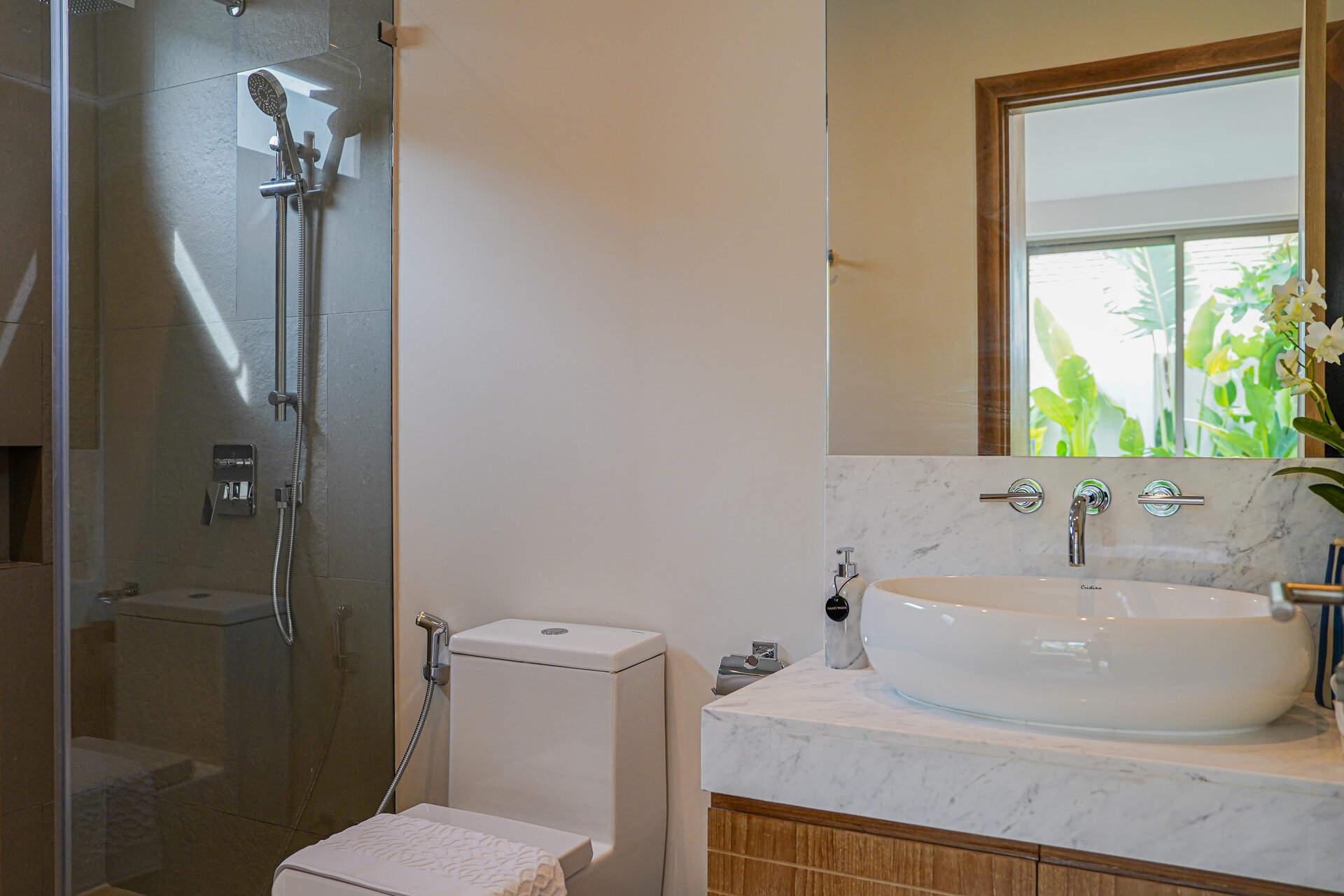 ตรีชาดาอาซัวร์ (ID 688)