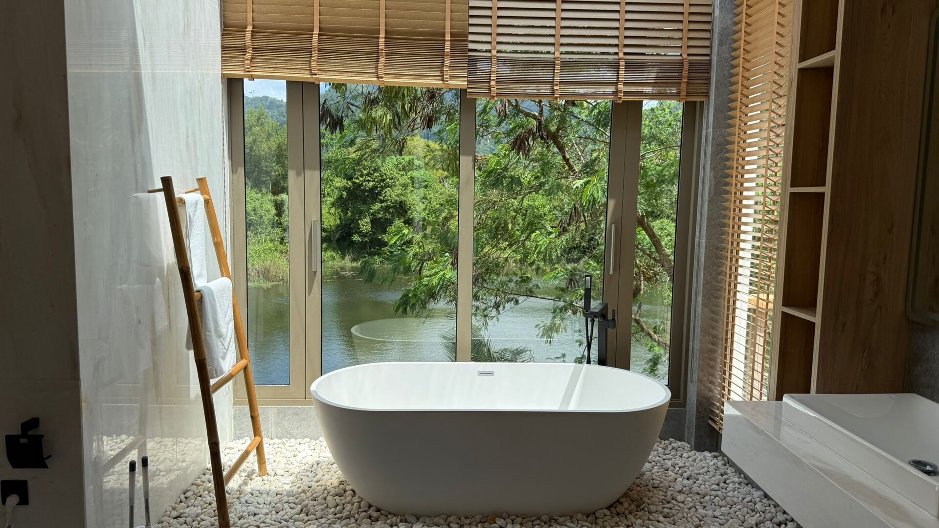 เลคฟร้อนท์วิลล่าบ้านมานิค-5 ห้องนอน (ID 155)