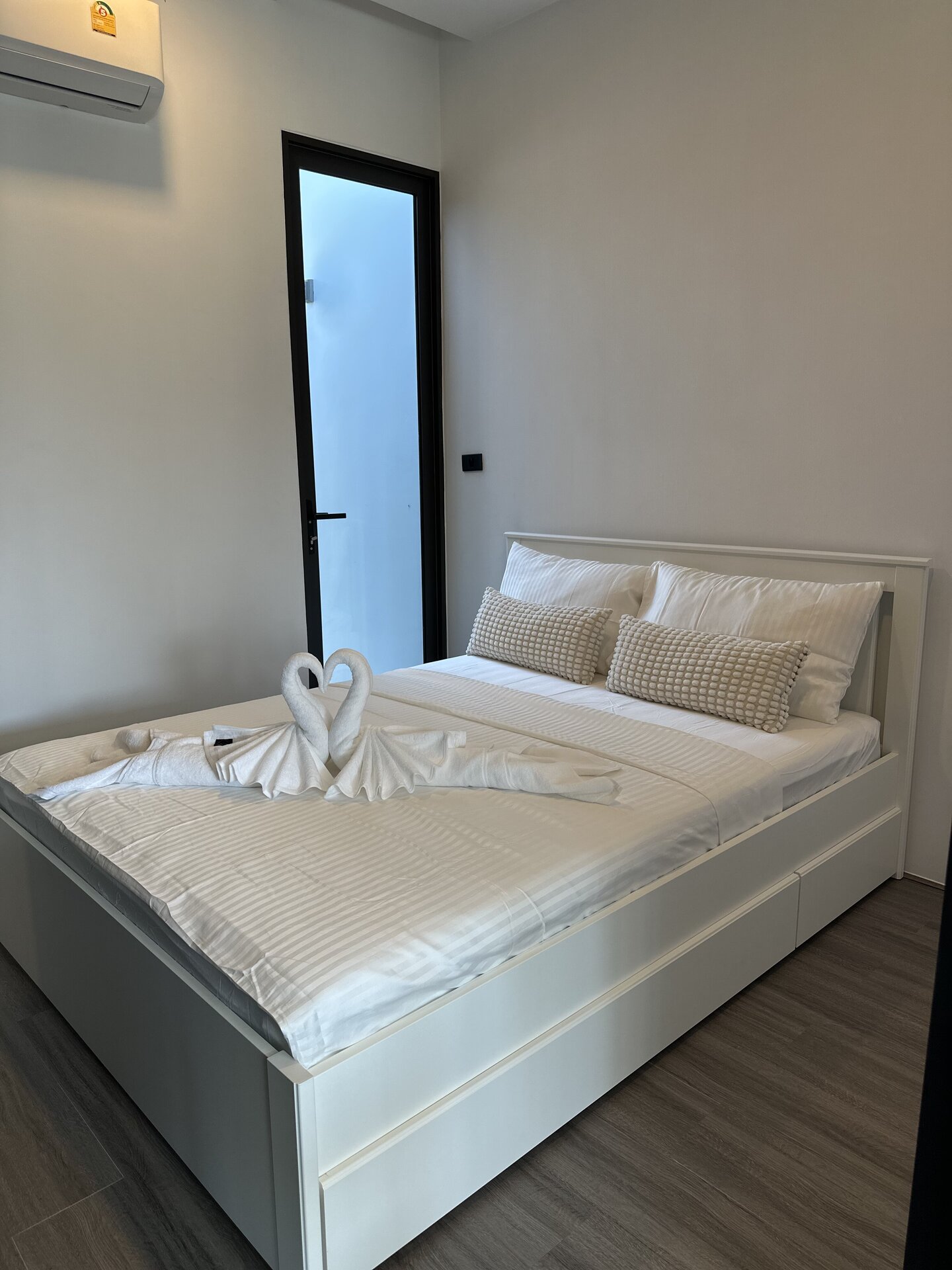 The 8 pool villa (ID 566)